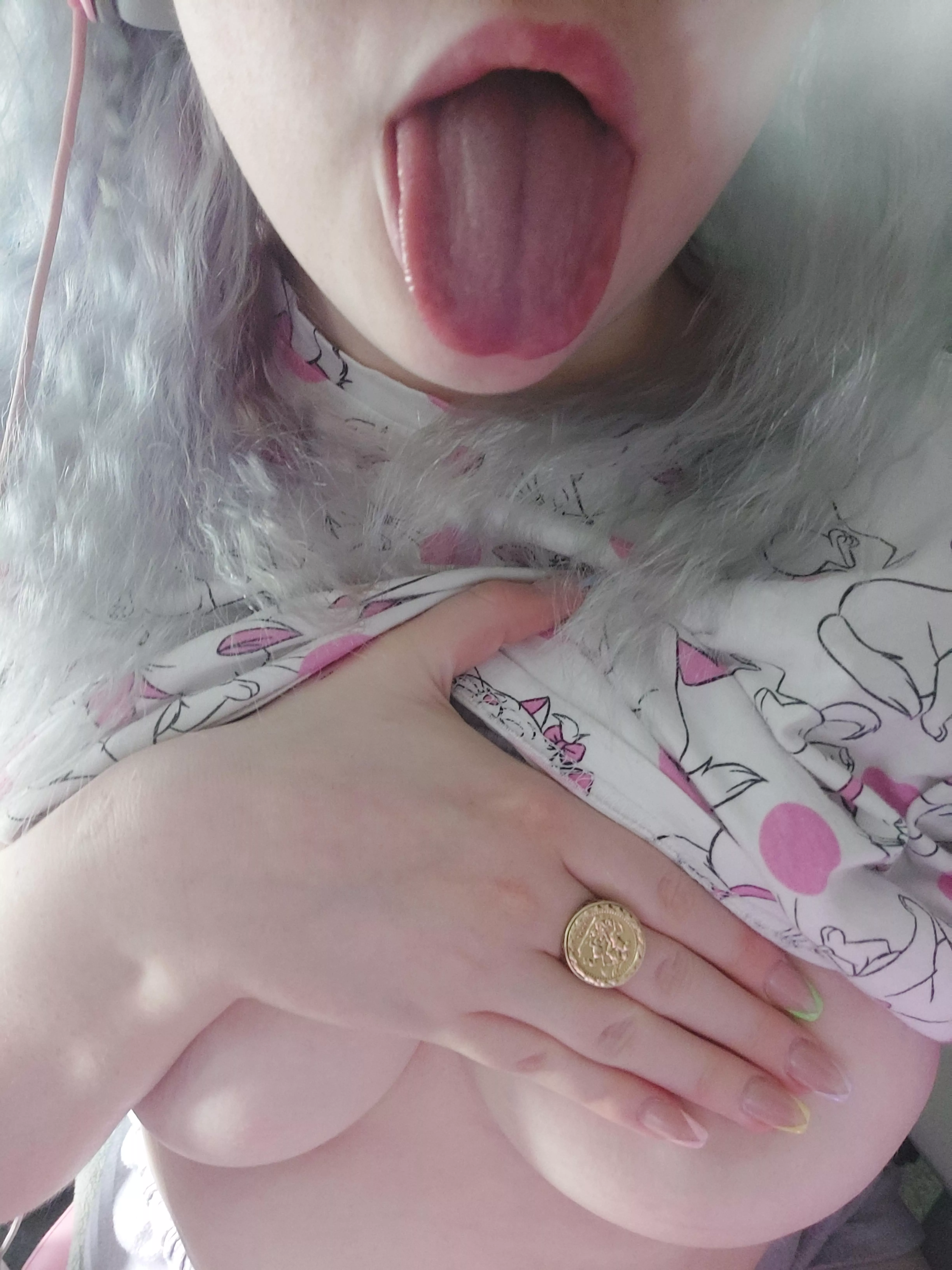 This mouth may look pretty, but it can call you many humiliating names 😈(domme)