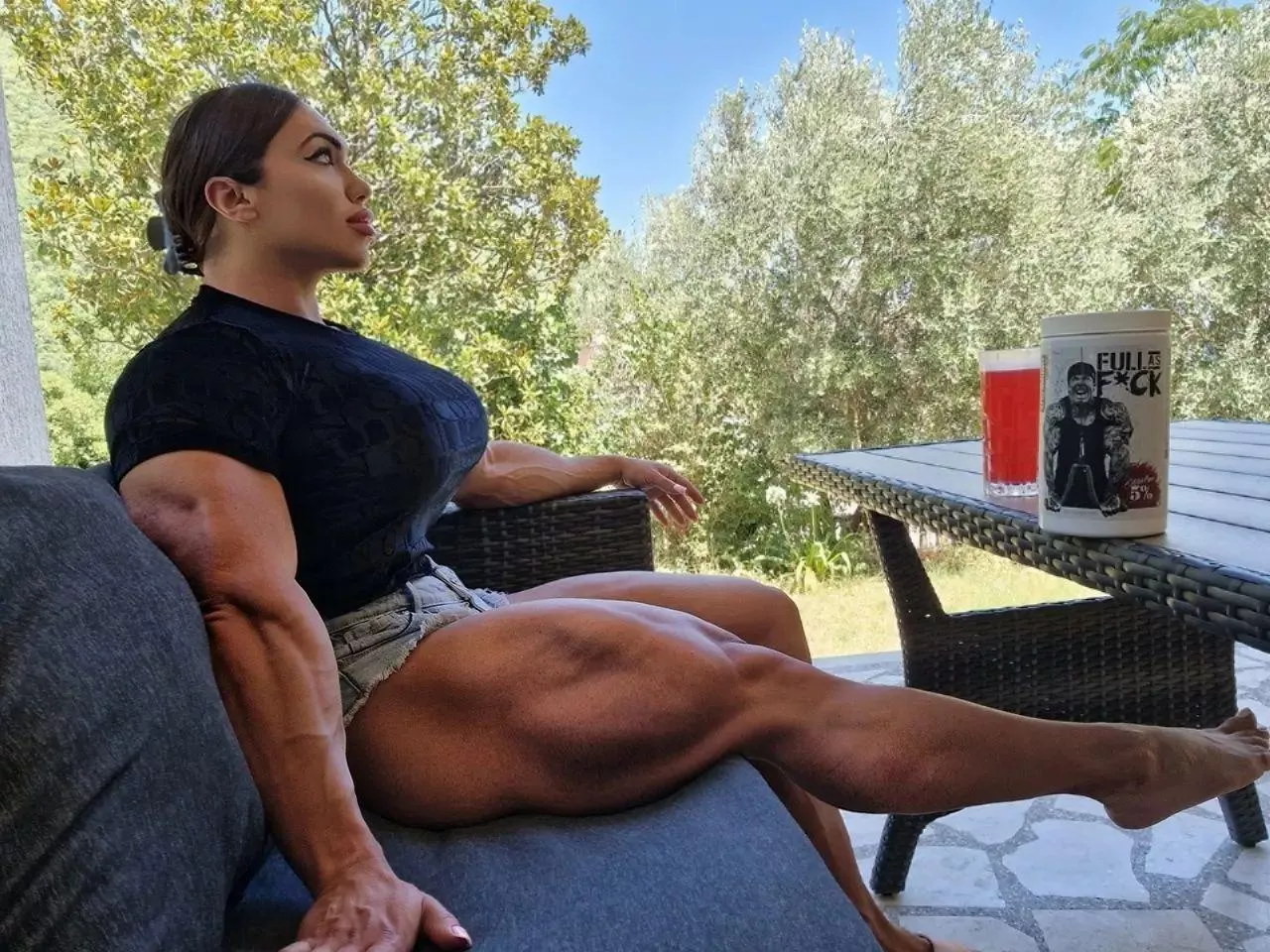 [Reddit] Let’s goon to some massive muscle bitches together 🥰