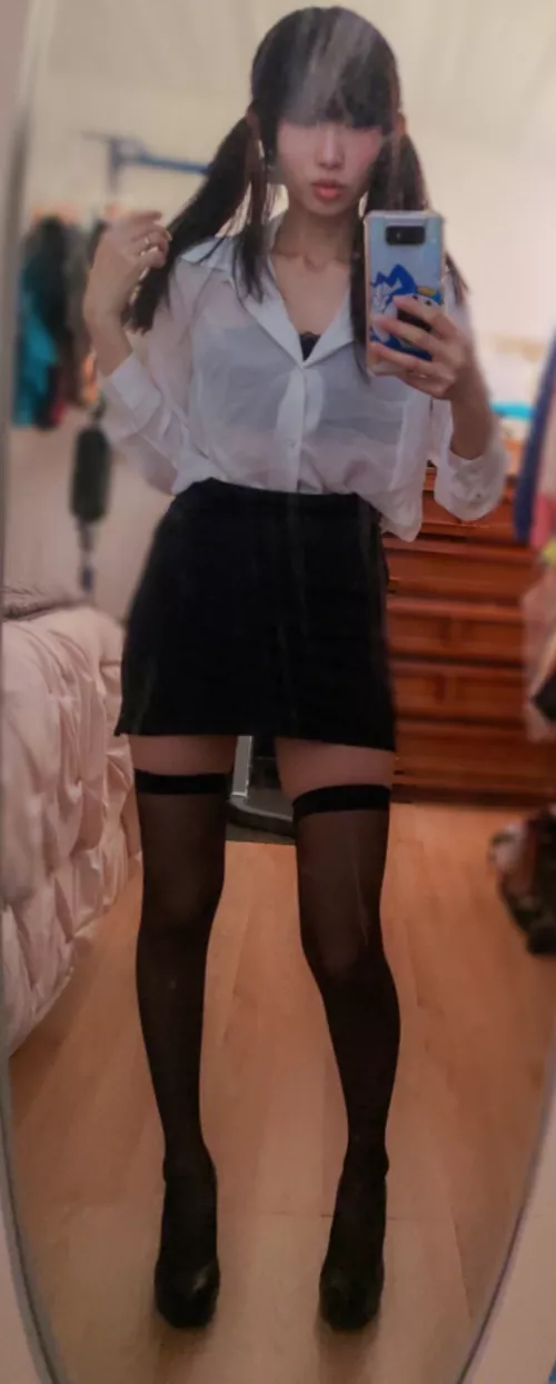 Office ZR 🤍🖤 [self] (sorry for the blurry picture)