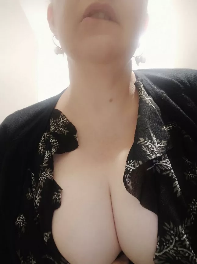 back to just posting cleavage pics. do you mind?