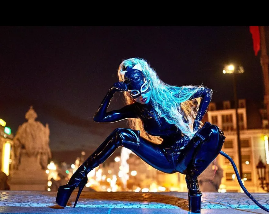 Worship catwoman's black boots Worship catwoman's black boots