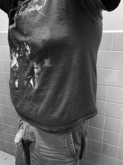 Sneaky work pics make me horny š