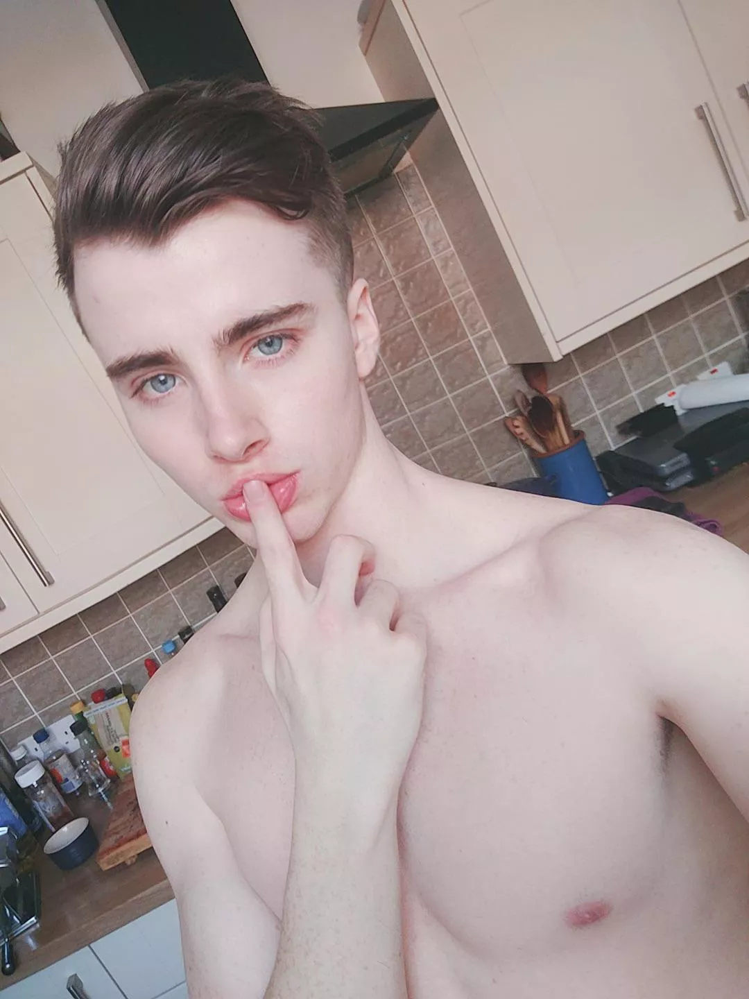 [18]kiss me?