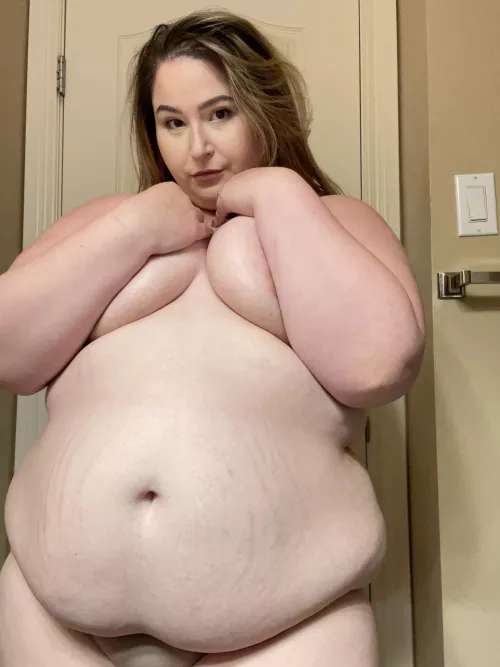 Give my belly some love baby 🥵