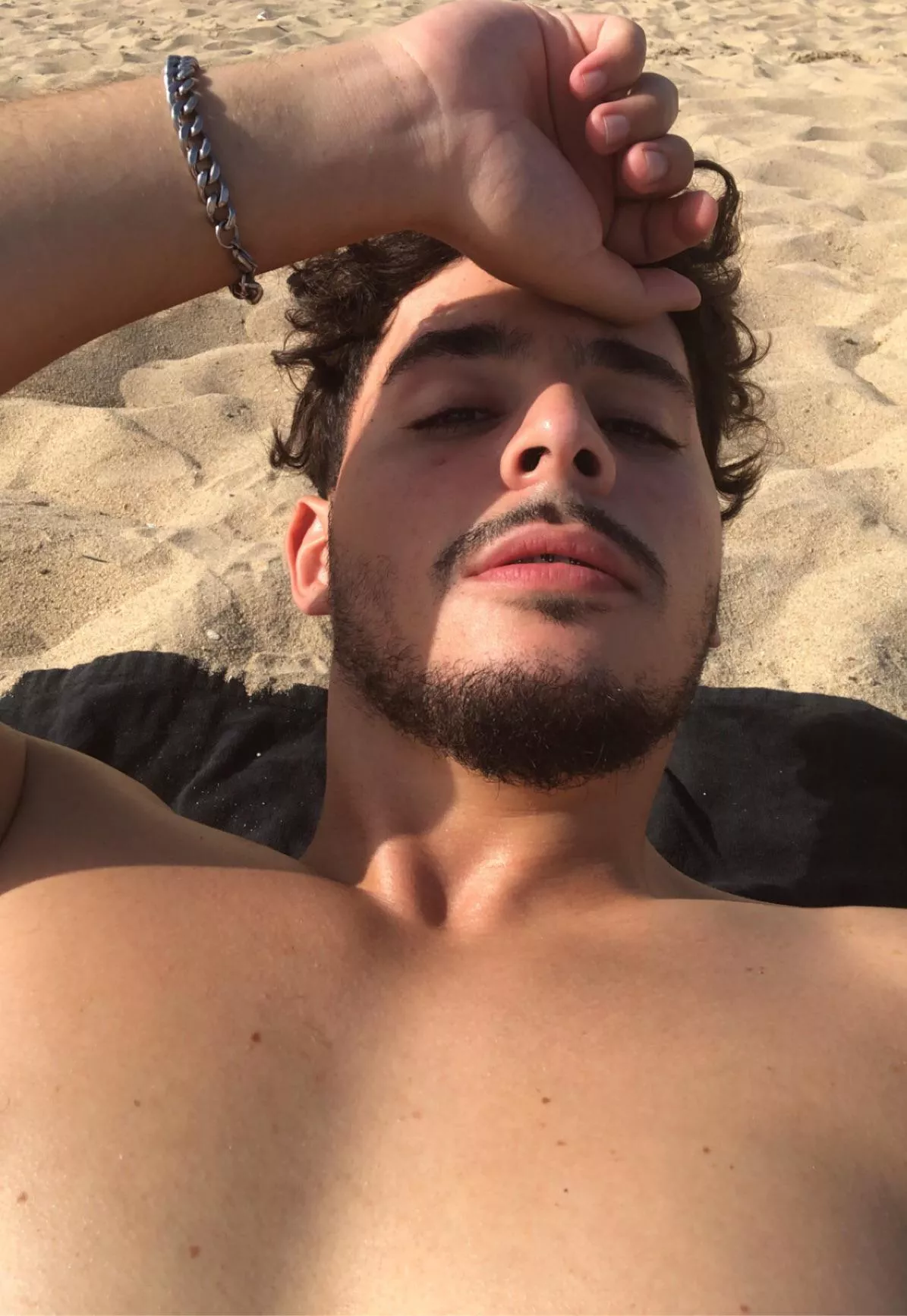 Trying to get a tan this year but it’s slow 🙃😂