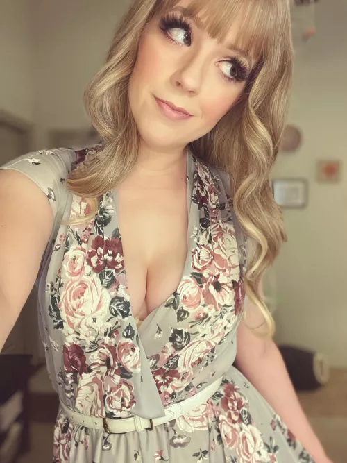 Vintage 1940s dress, ready to play housewife… (f)