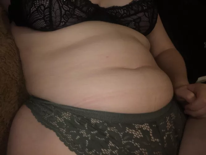 Feeling full who’s giving me belly rubs x