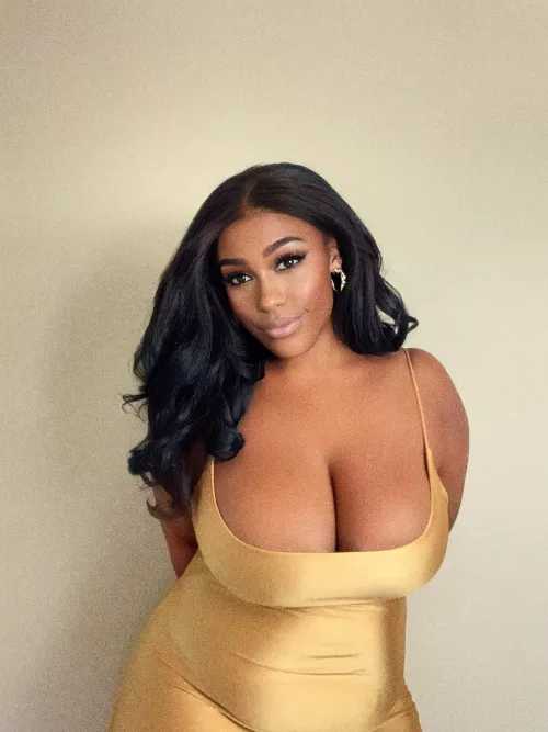 no bra in my fav gold dress ⭐️💛👸🏾