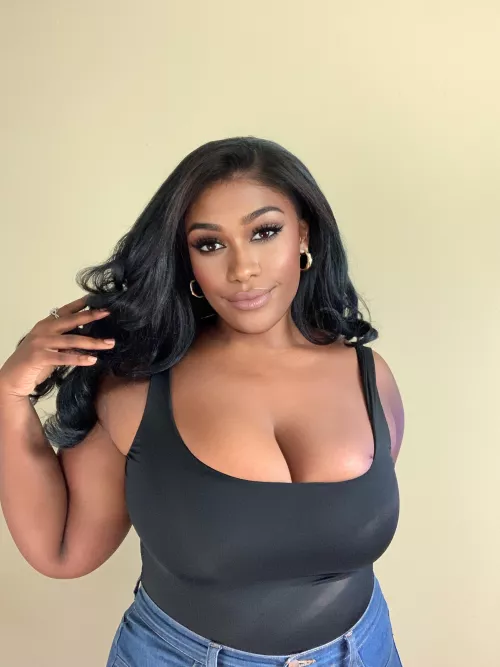 no bra with this black tank🫢🖤🖤