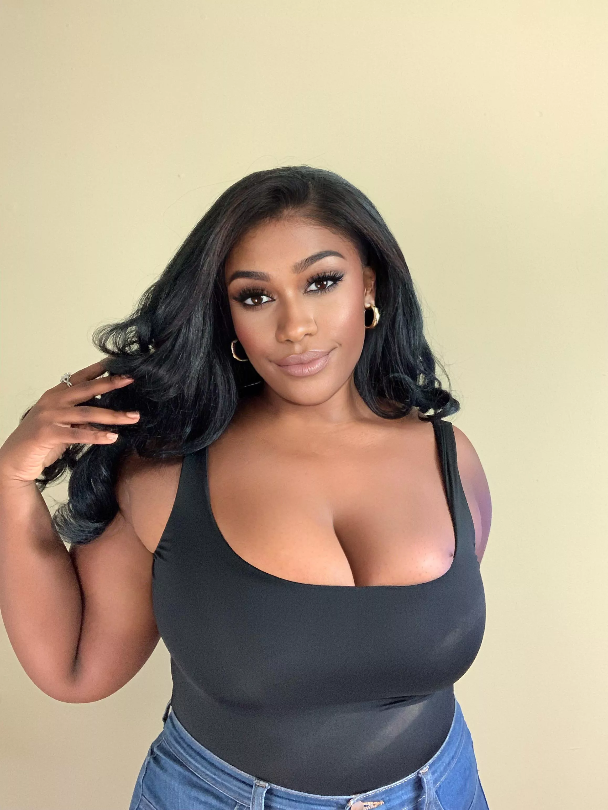 no bra with this black tank🫢🖤🖤