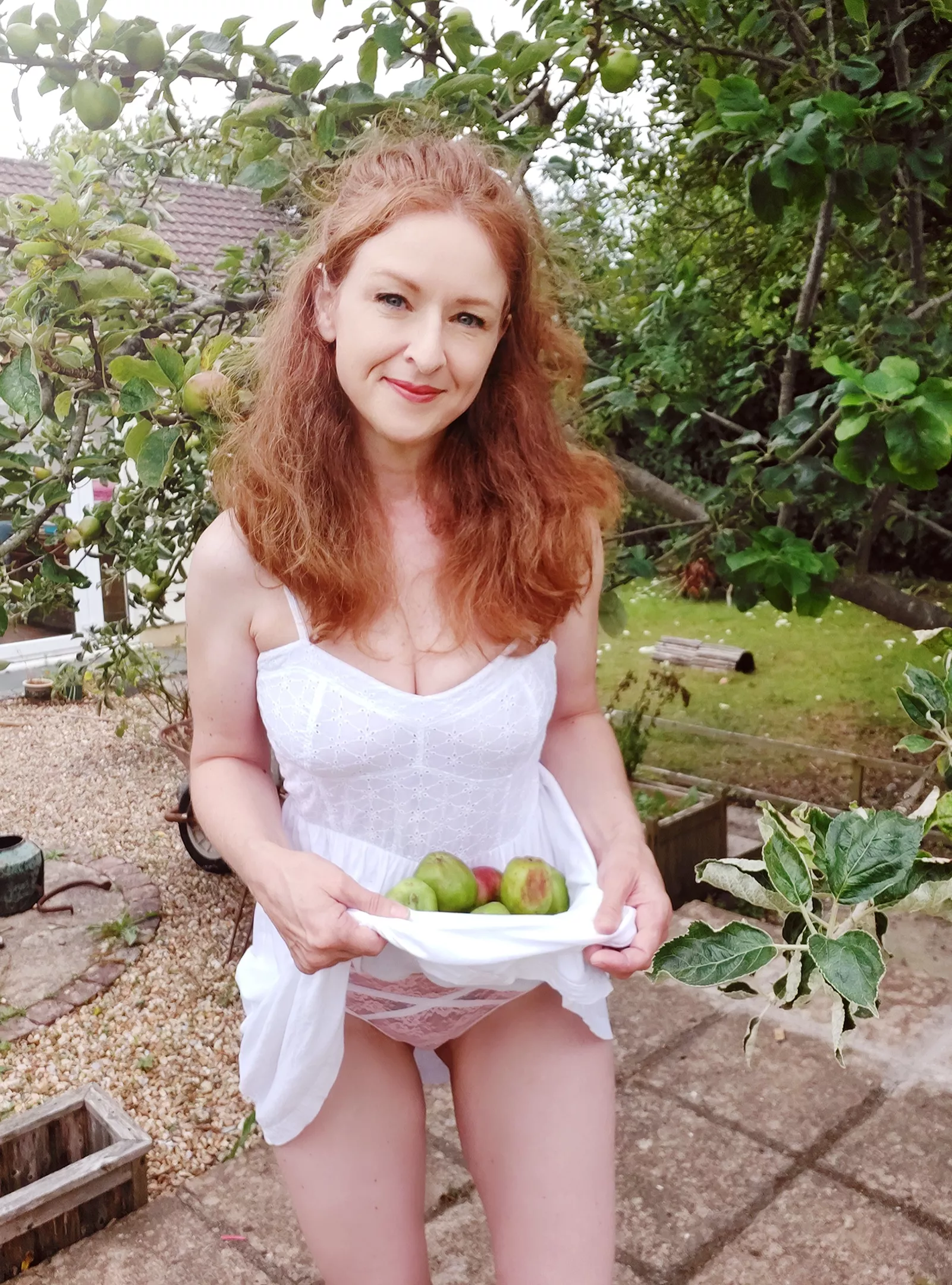 Picking apples for fresh sauce (49)