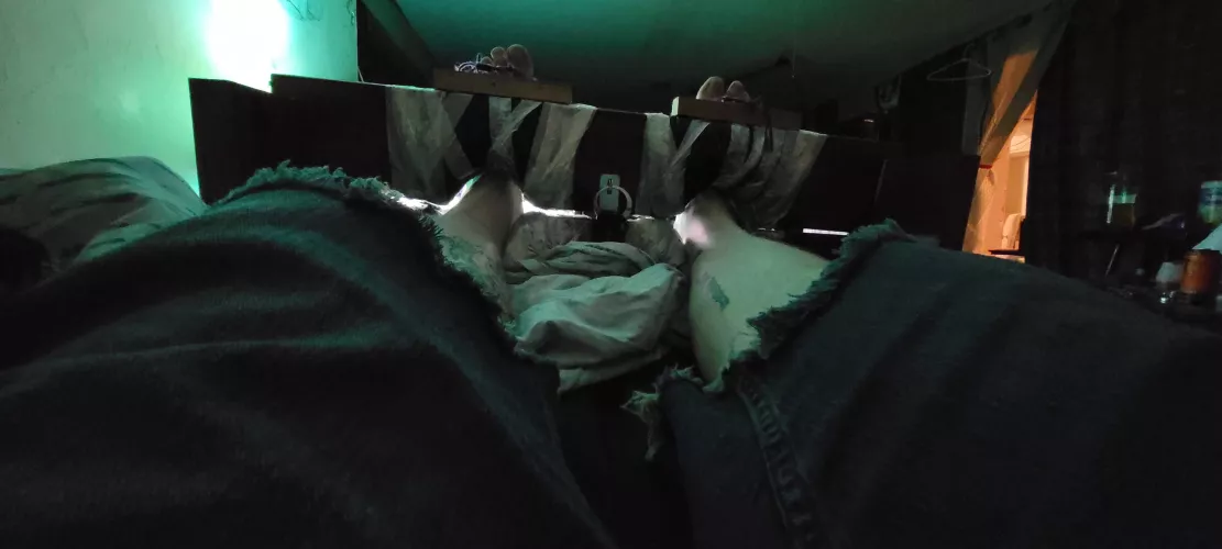 My hands got free And I'm able to post this, HURRY before my ler gets back what's the first thing I should say when she walks in and sees Ive gotten loose