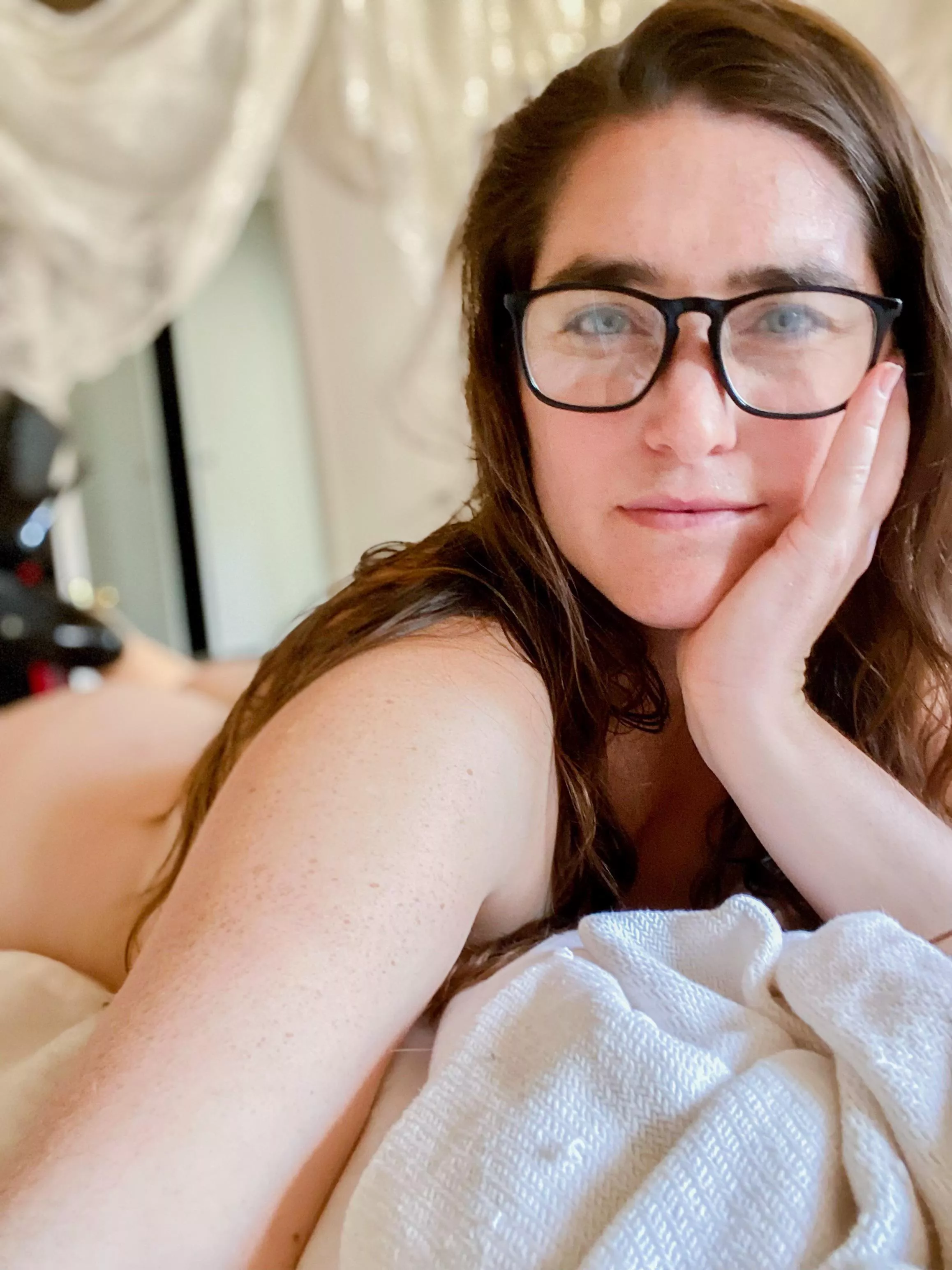 Who’s gonna cum on these glasses 🤓