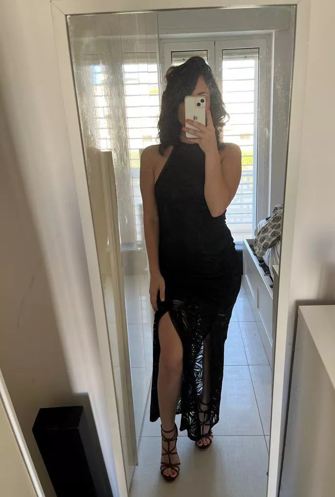 [F] 29yo hotwife selfie before a night with a new bull