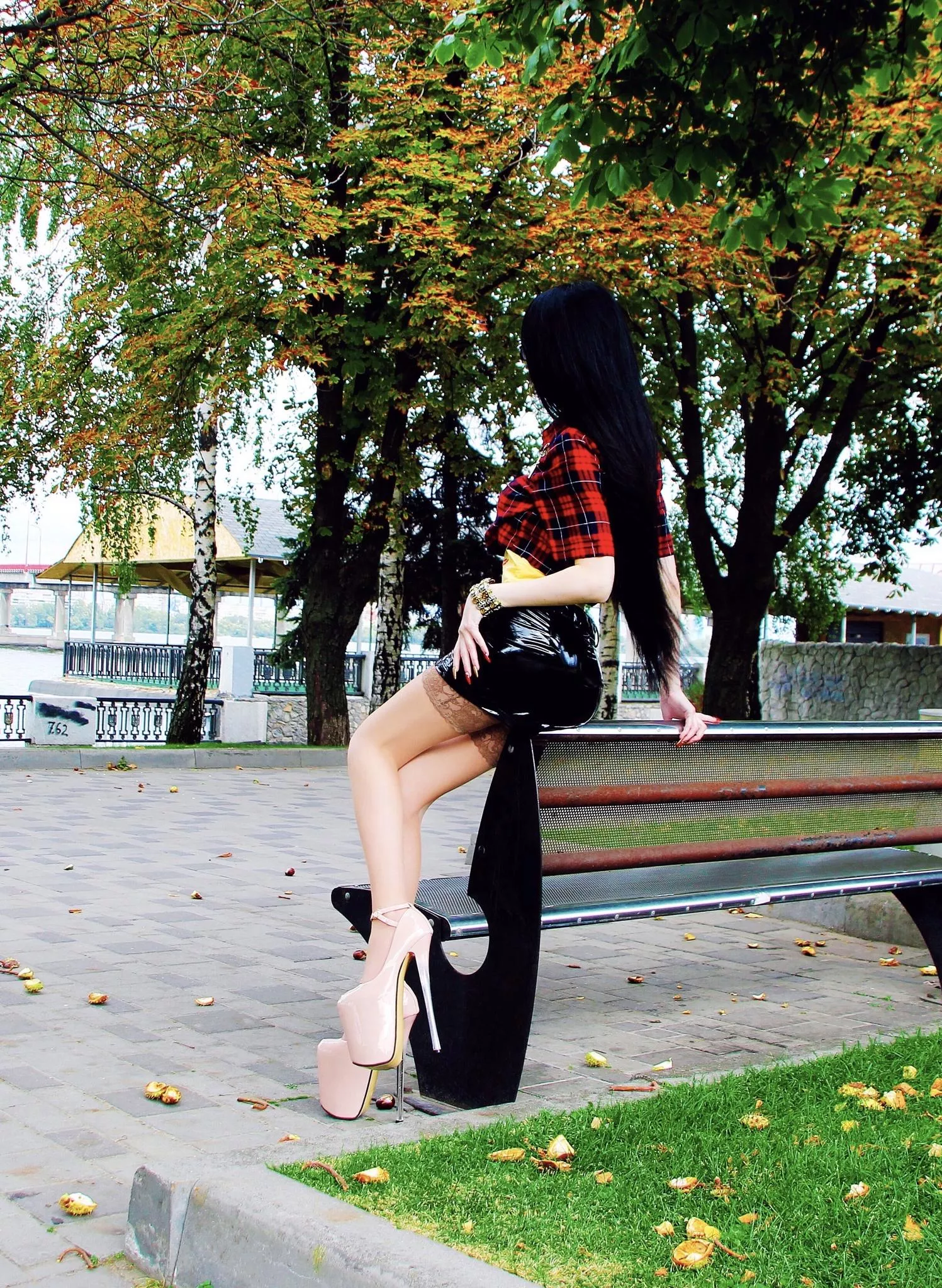 People on the street were constantly looking up my skirt😏