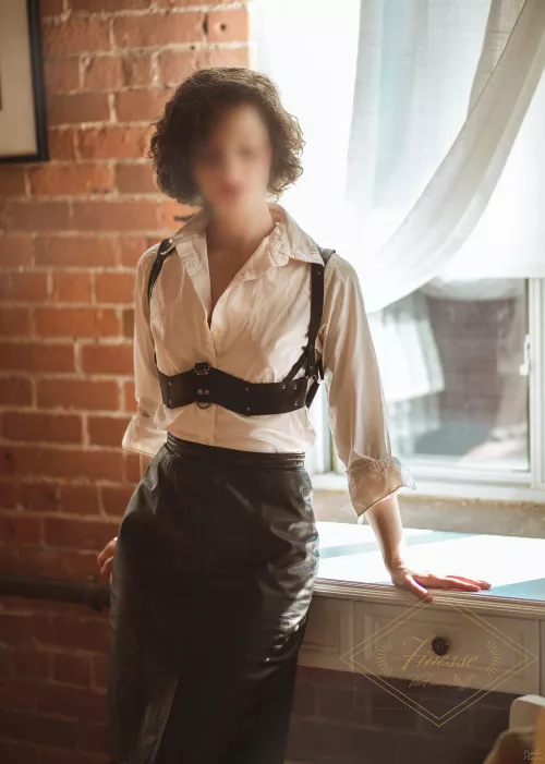 I feel like a cross between a librarian and an adventurer in this outfit!