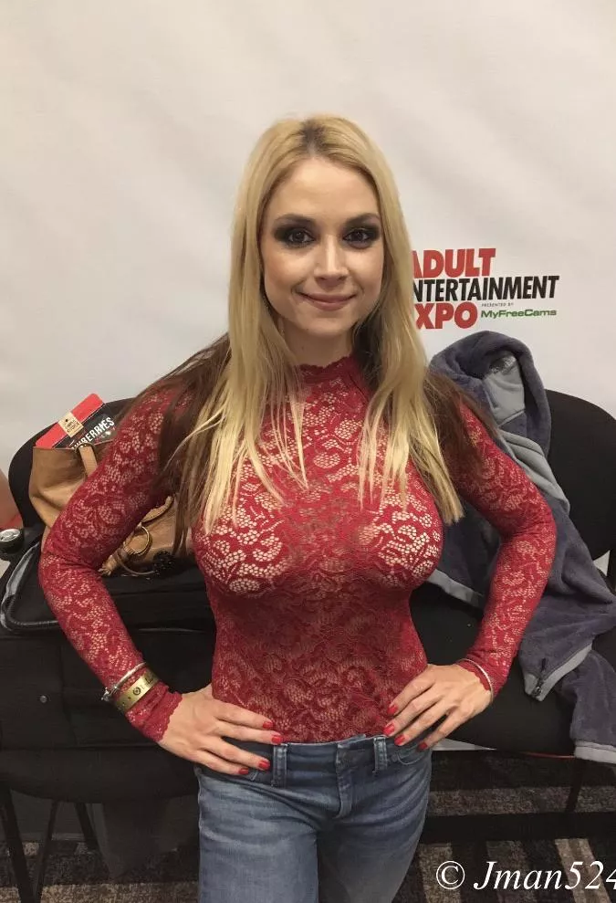 Casual Sarah Vandella