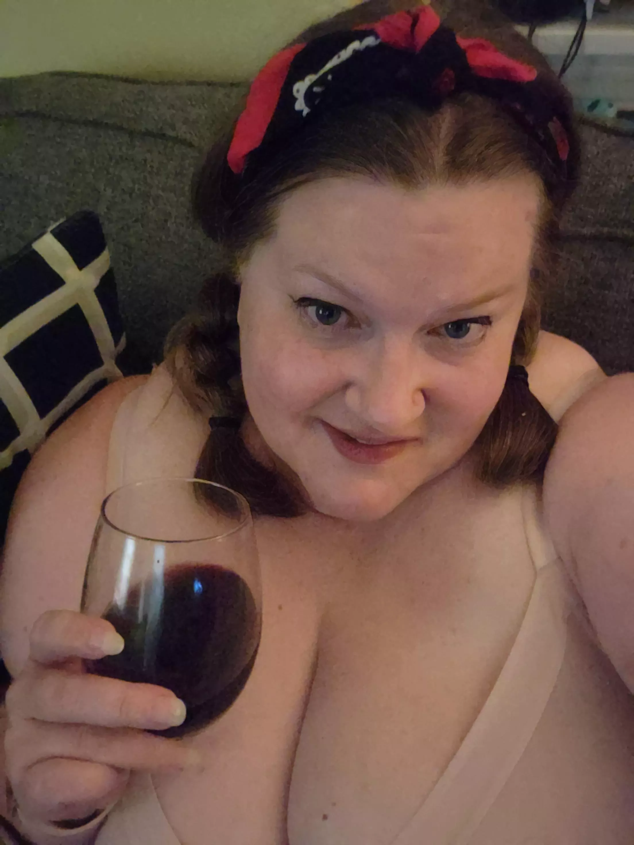 cheers 🍷😘 [F49]