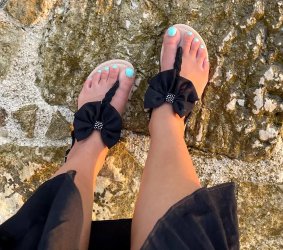 For those who like kink around ass and feet, meet you on my free OF profile 😘😉