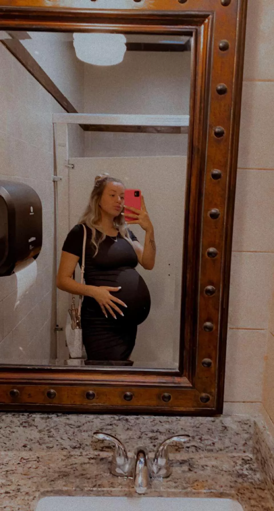 I thought y’all were into pregnancy not showing much attention 🥺 wyaaaaaa my sugars 🤤