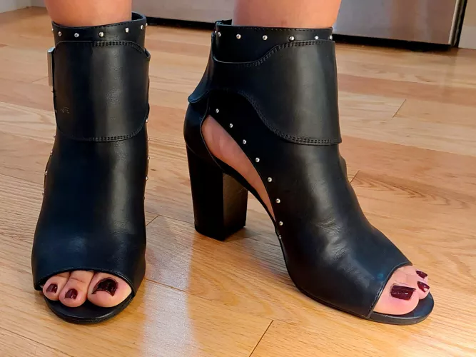 I love these shoes, they make me feel so dominant 😈