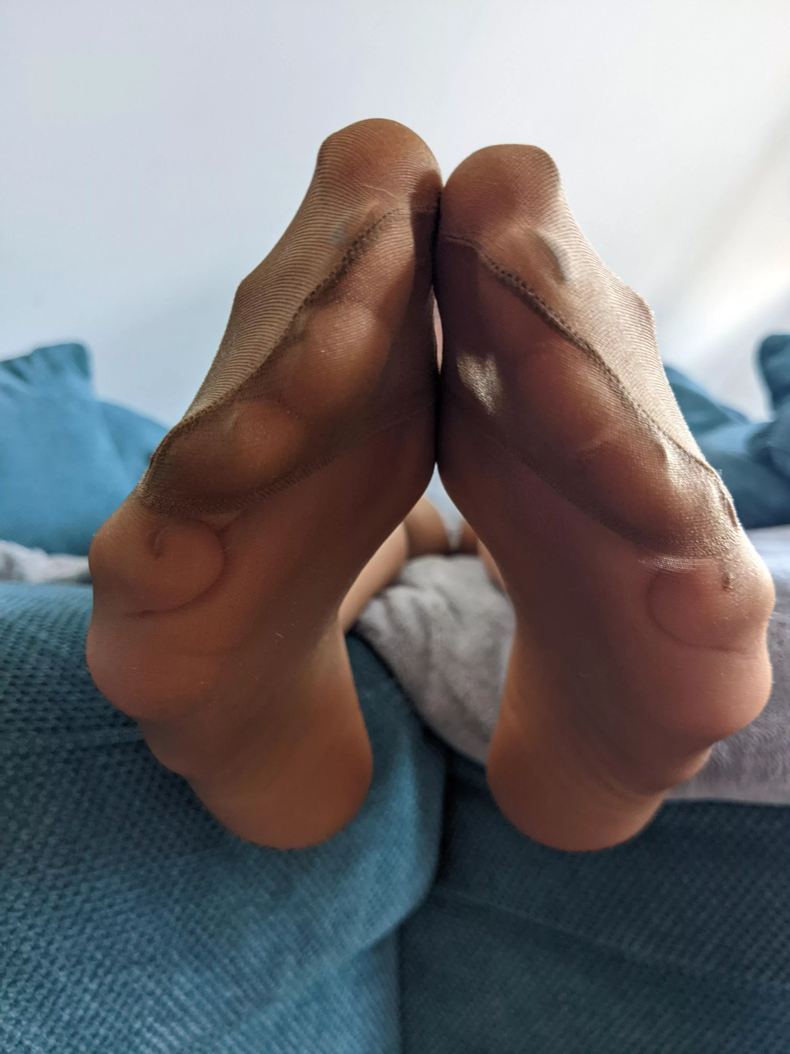 All you want is sniff and get a footjob 🙄🙄