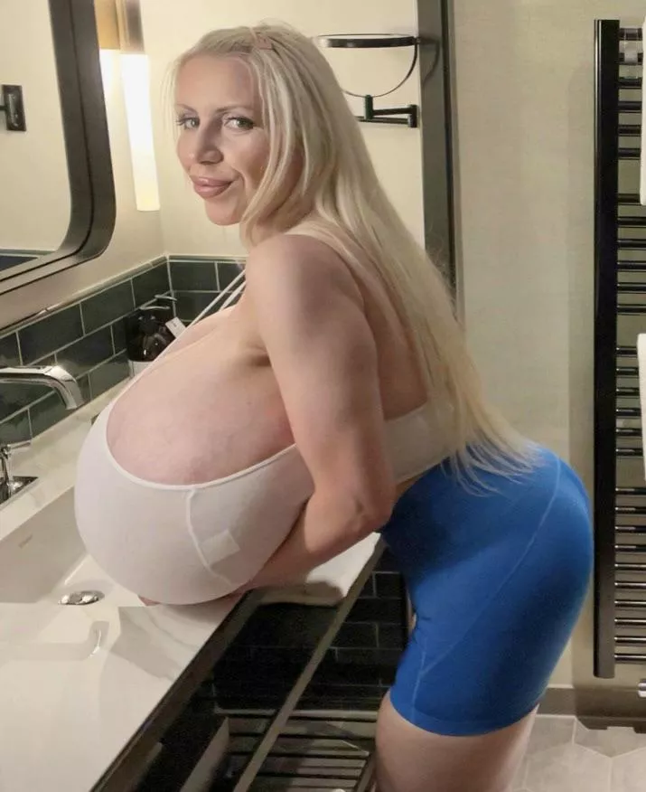 Beshine - extreme side boob shot Beshine - extreme side boob shot