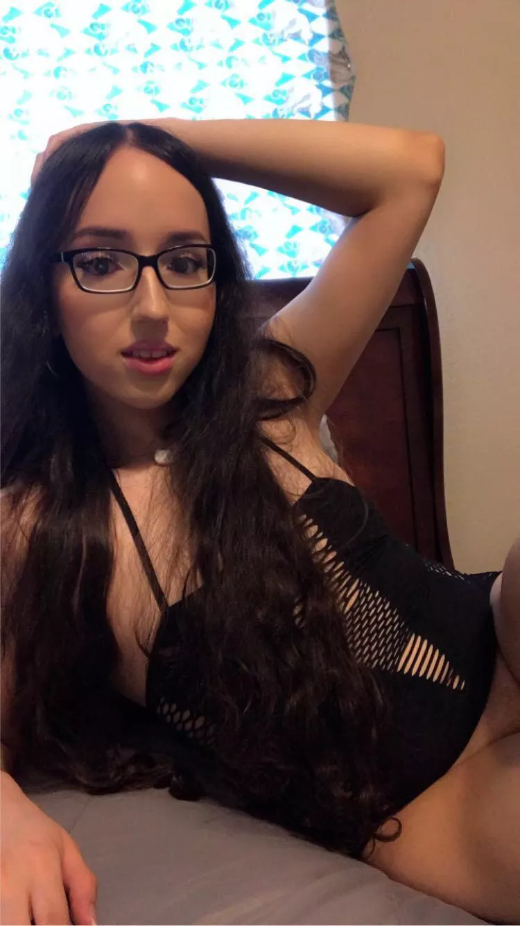 Brunette cutie here 🤓