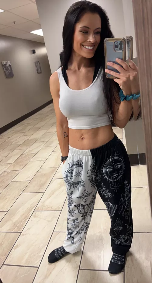 I didn’t know my nipples were out at the gym 🙈