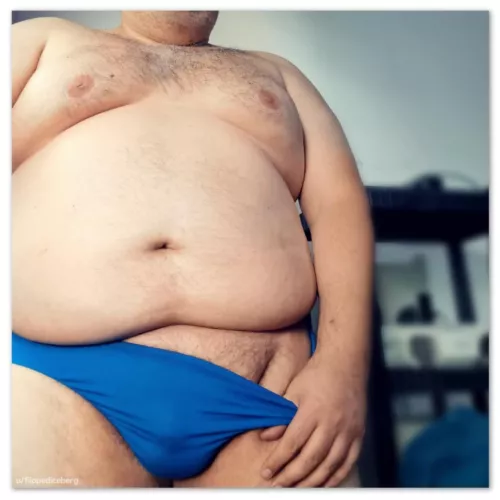 I feel surprisingly confortable in this blue undies.