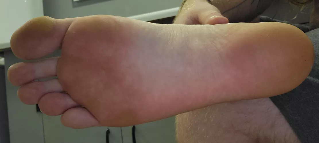 I need a good sub to worship every inch of my size 15 soles.