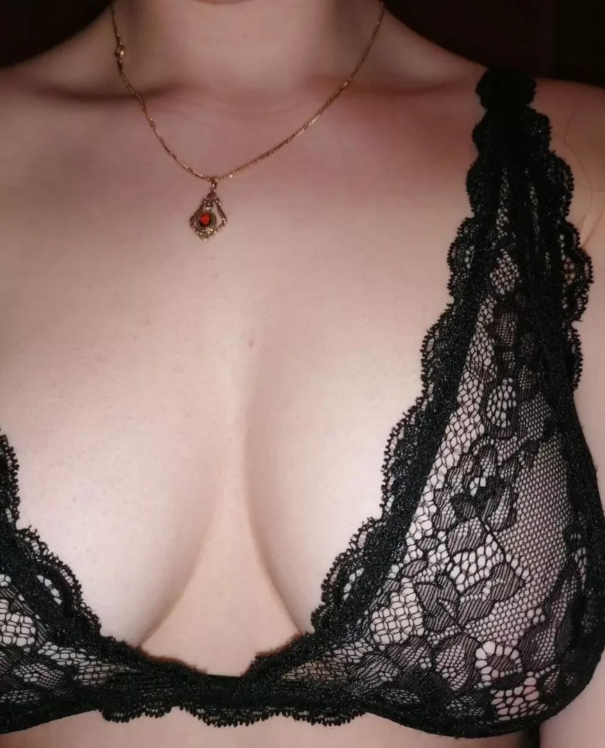 I need someone to sit on my face right now. Maybe you can help? (F19)