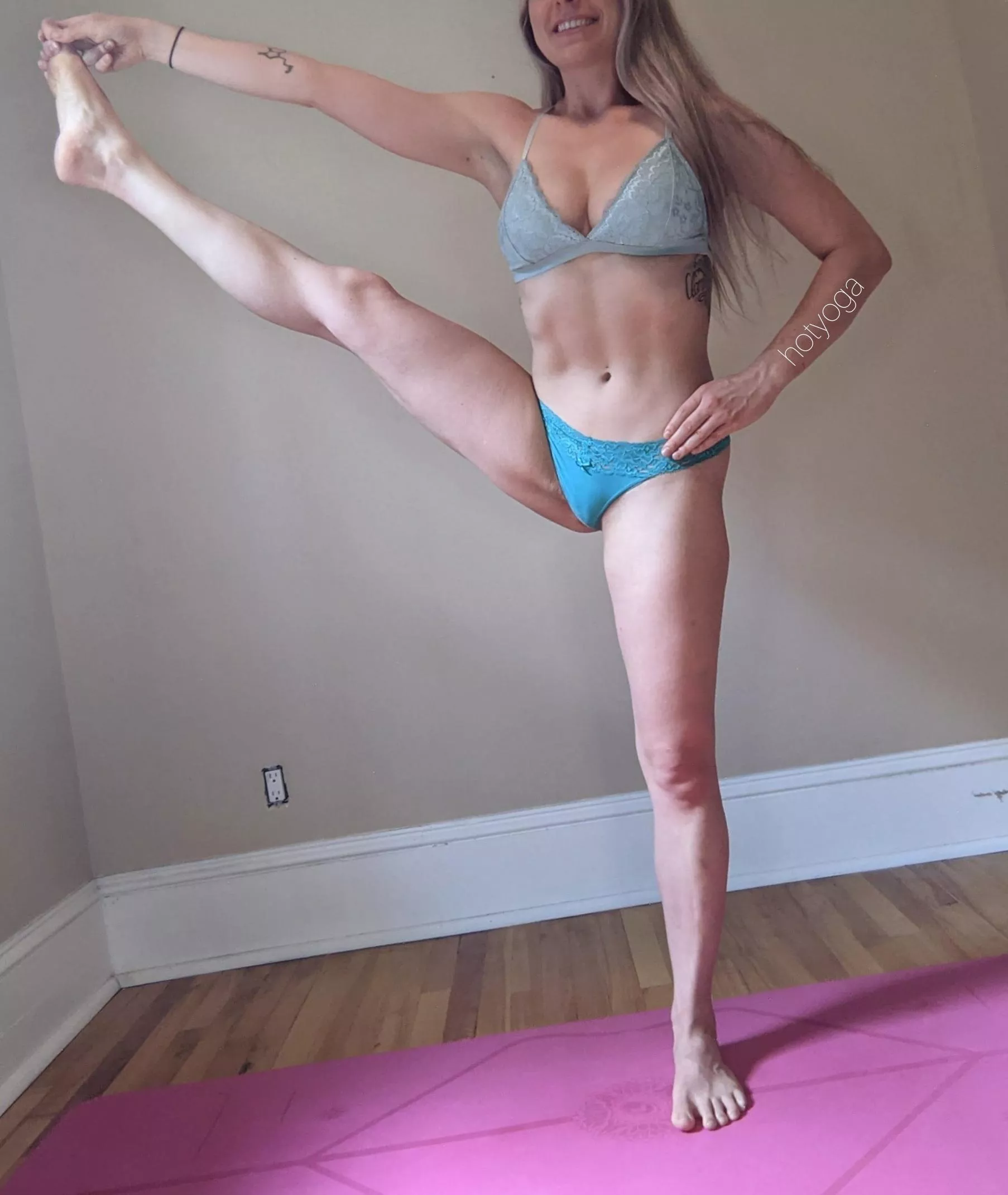 Showing off my Utthita Hasta Padangustasana [OC][F]