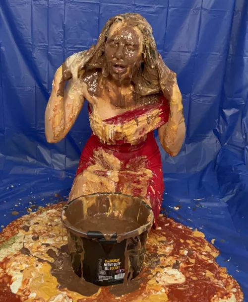 This head dunking marathon was such an amazing Sploshing session! This is the Brownie Batter bucket, perfect texture for full coverage. Who’d love to see me pour it straight over my head and trash this beautiful dress 🙋🏻‍♀️🪣🪣🪣🪣