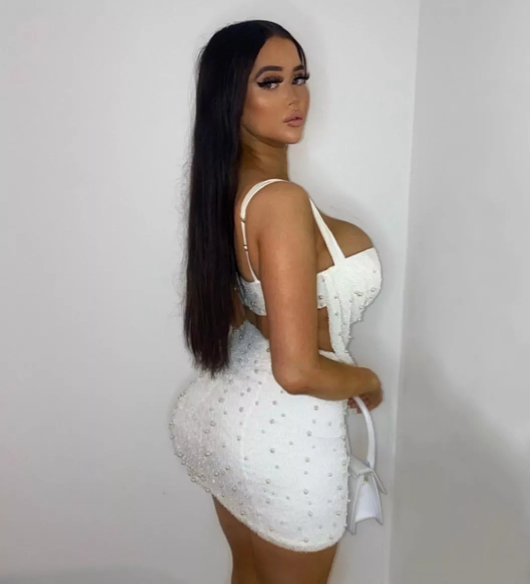 Do I look good in white?👀 Insta: amyalisongreene