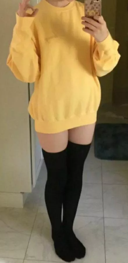 Does yellow look cute on me 💛