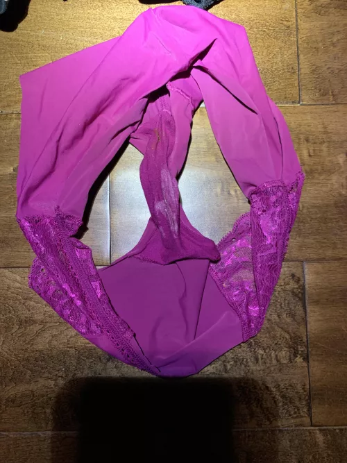 Found my daughters panties in her room. Love her white stains 🤤
