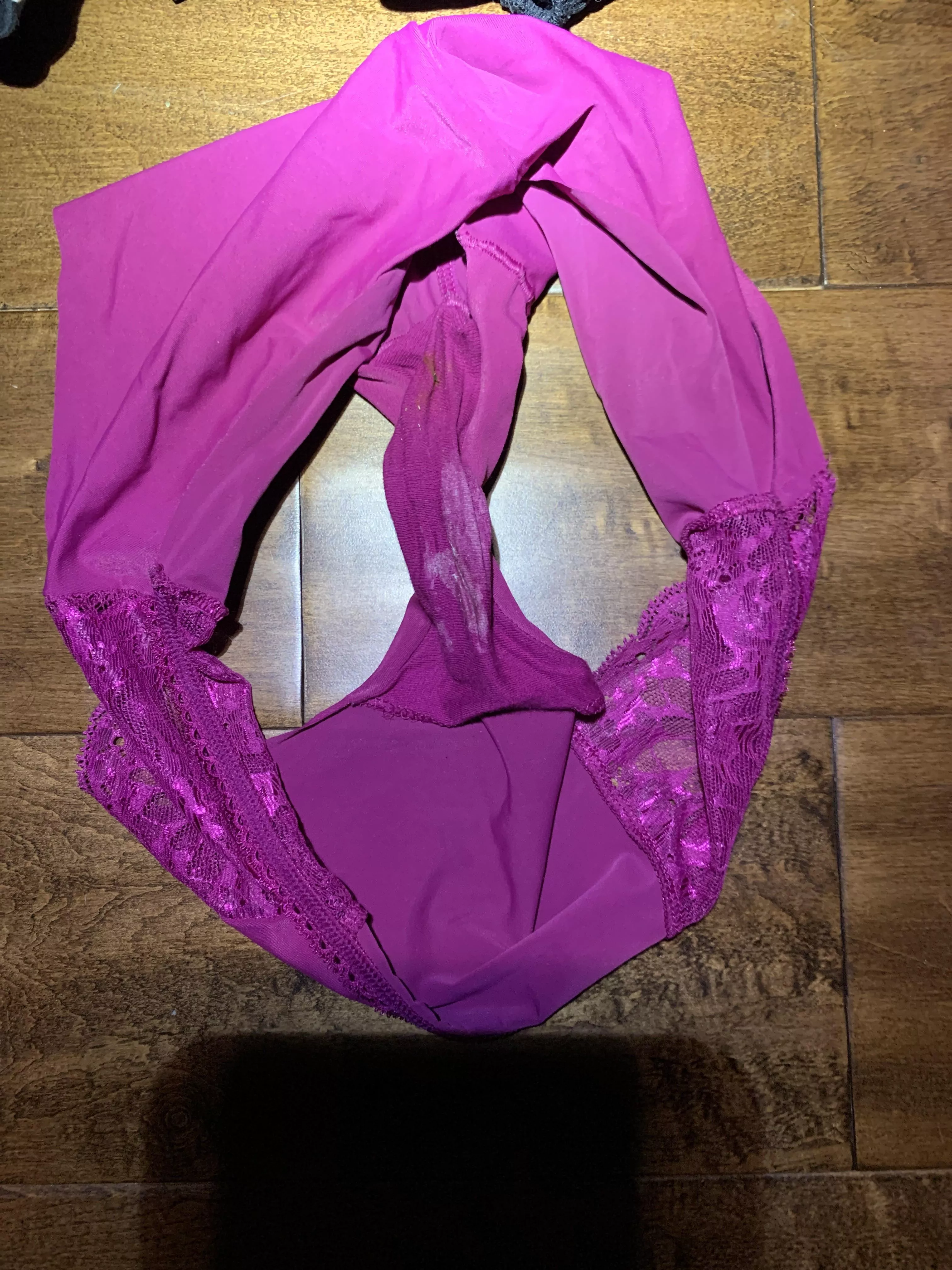 Found my daughters panties in her room. Love her white stains 🤤