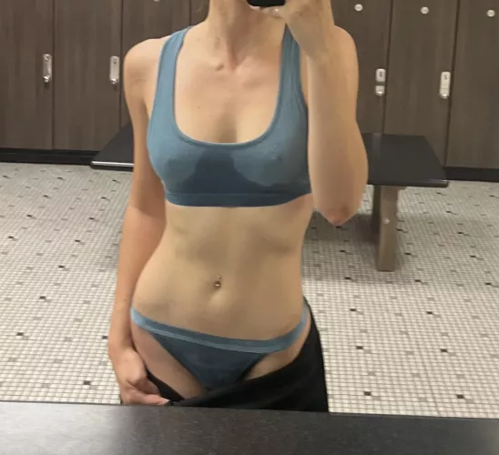 Got this cute blue set SOAKED at the gym today 🤤💦 both pieces available together or separately 😋💙 [selling]