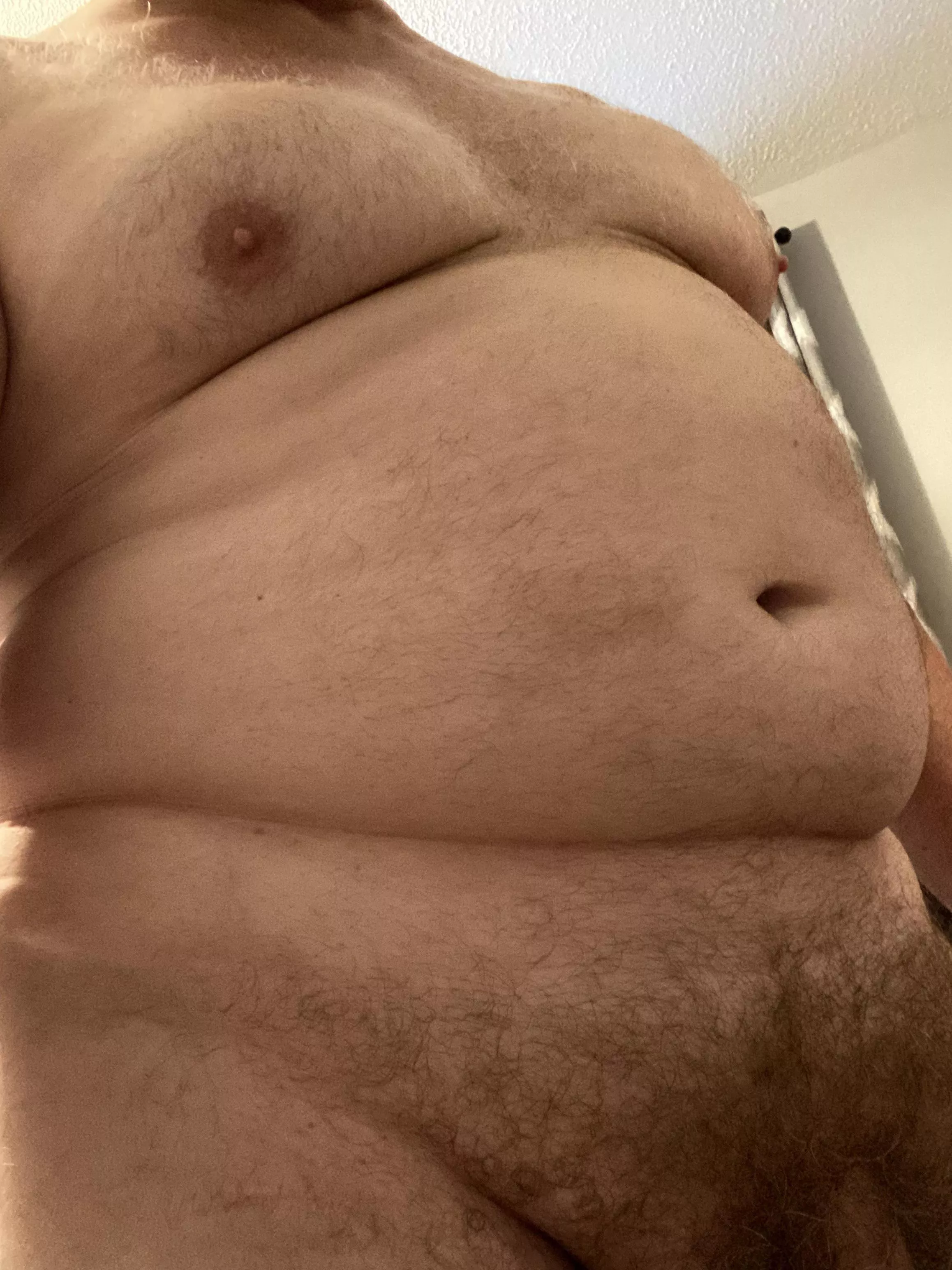 I hear people like chubby guys here. Like if you would play with my moobs, rub my belly, or party with my dick?
