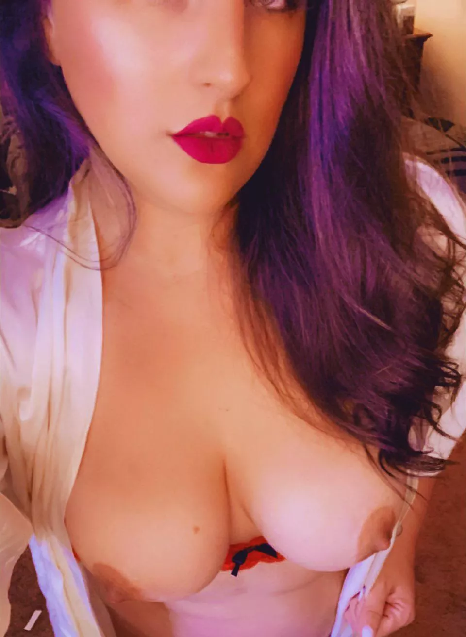 I hope you don’t mind the red lips 💋