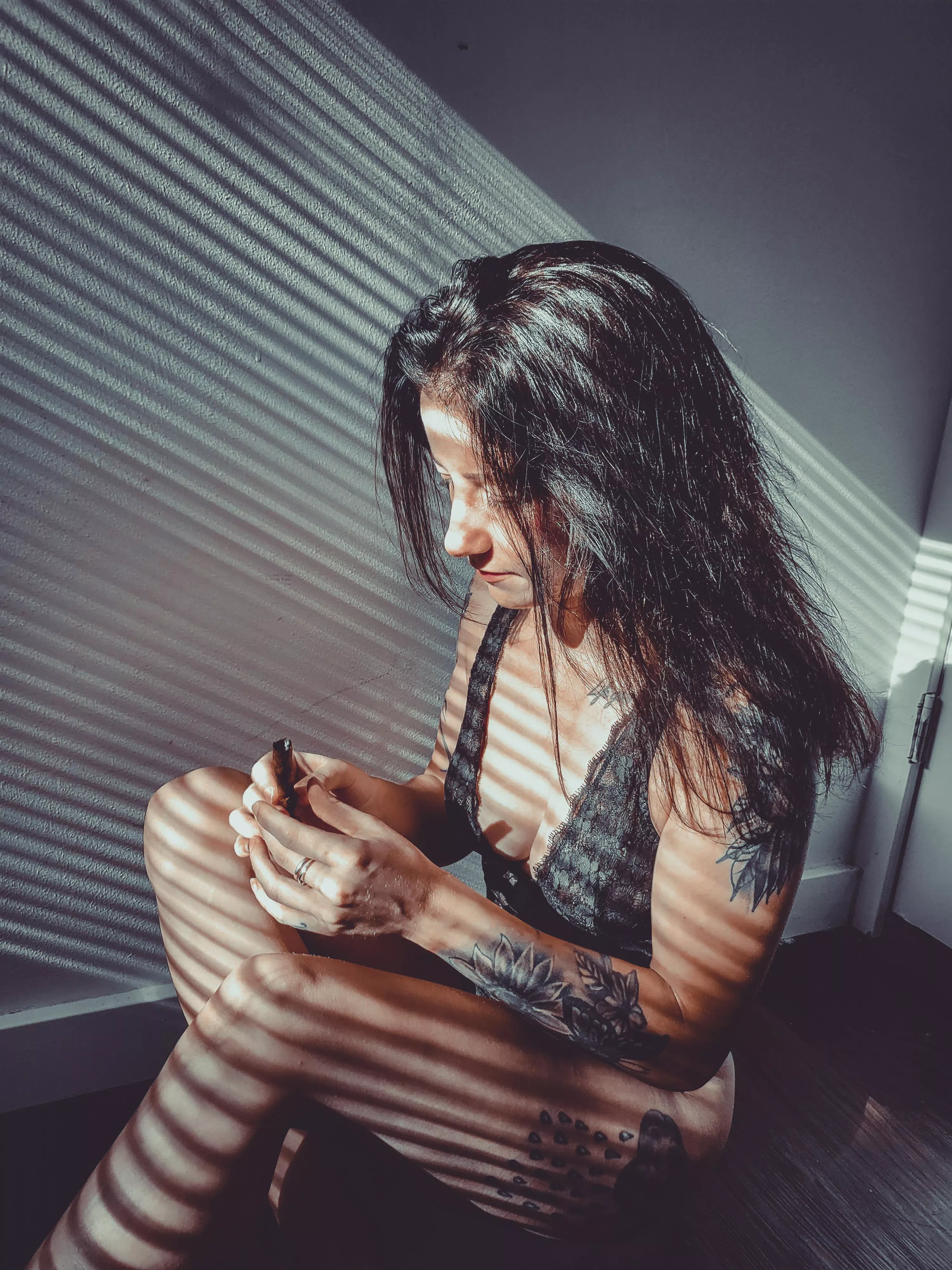 inspecting my blunt rolling skills😜