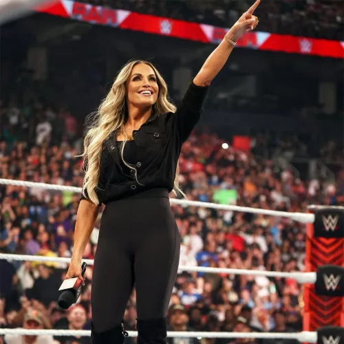 One of the first generation of wrestling bimbos Trish Stratus making her return and still looking so good!🏆