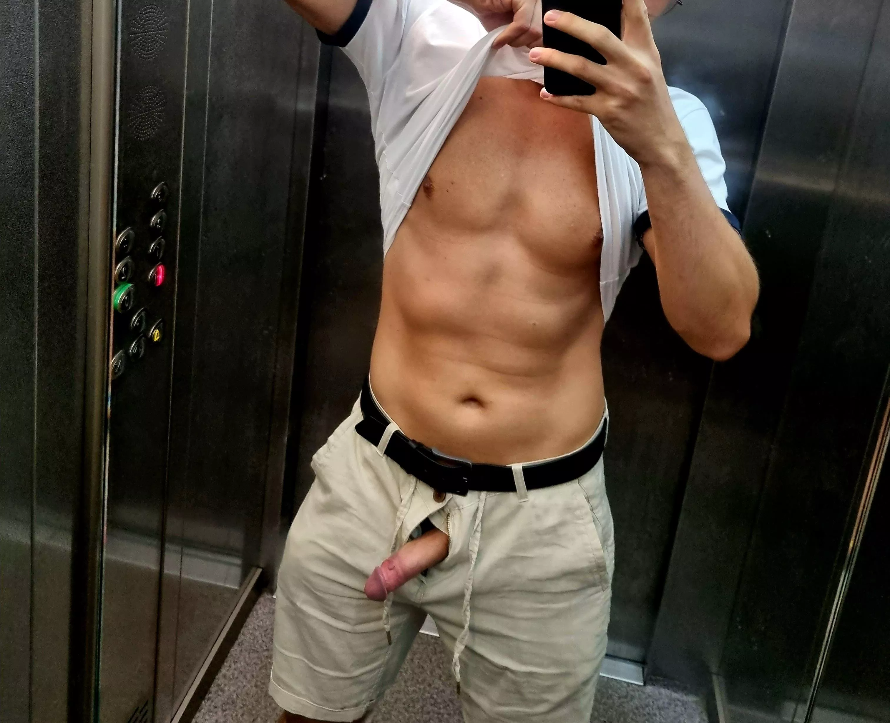 Something popped up in the elevator 🤷