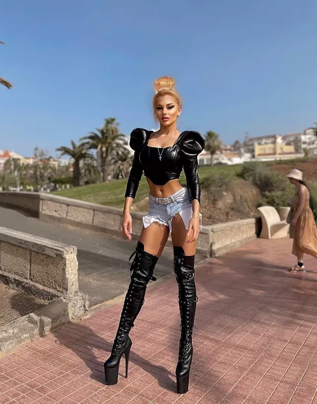Start licking from my boots heel Start licking from my boots heel