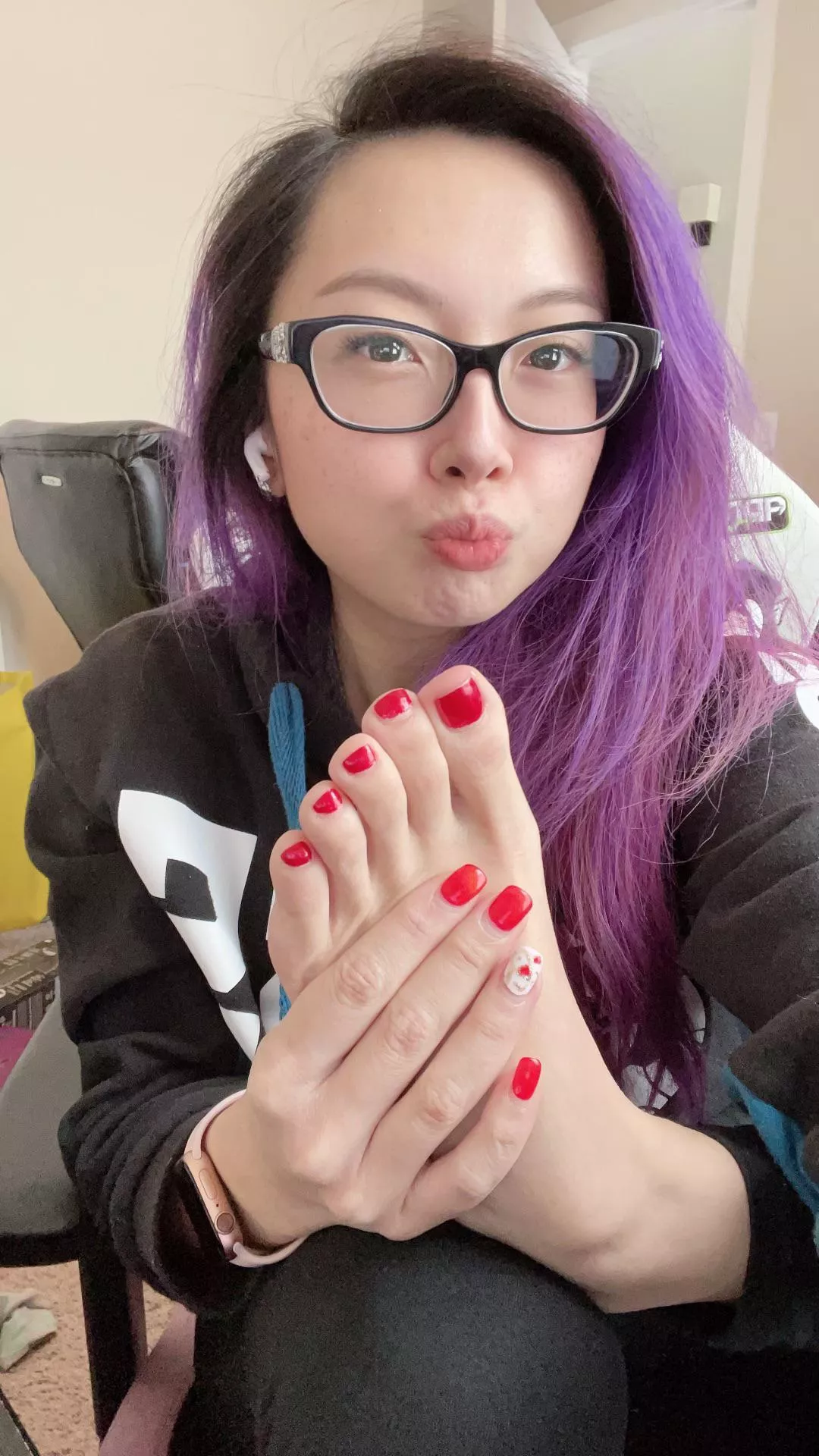 The glasses make a pretty good 💦 shield 😈