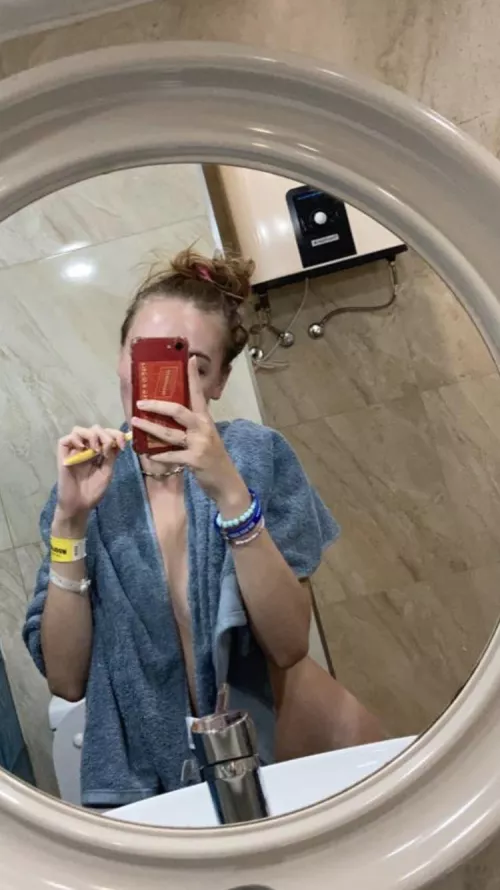 Wanna see me without the towel ? Text me on my FREE OF 😈