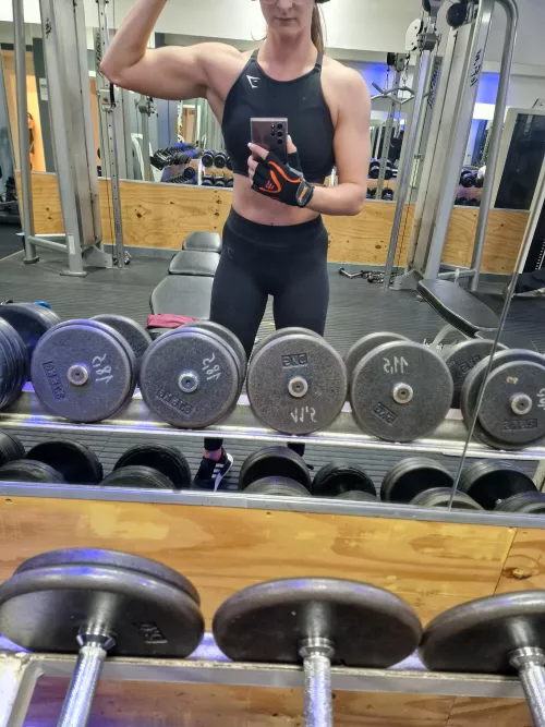 Well I did some shoulder sets looking like this evening🙃👅 Would you've been stayed to train around me and maybe to stare too?😊