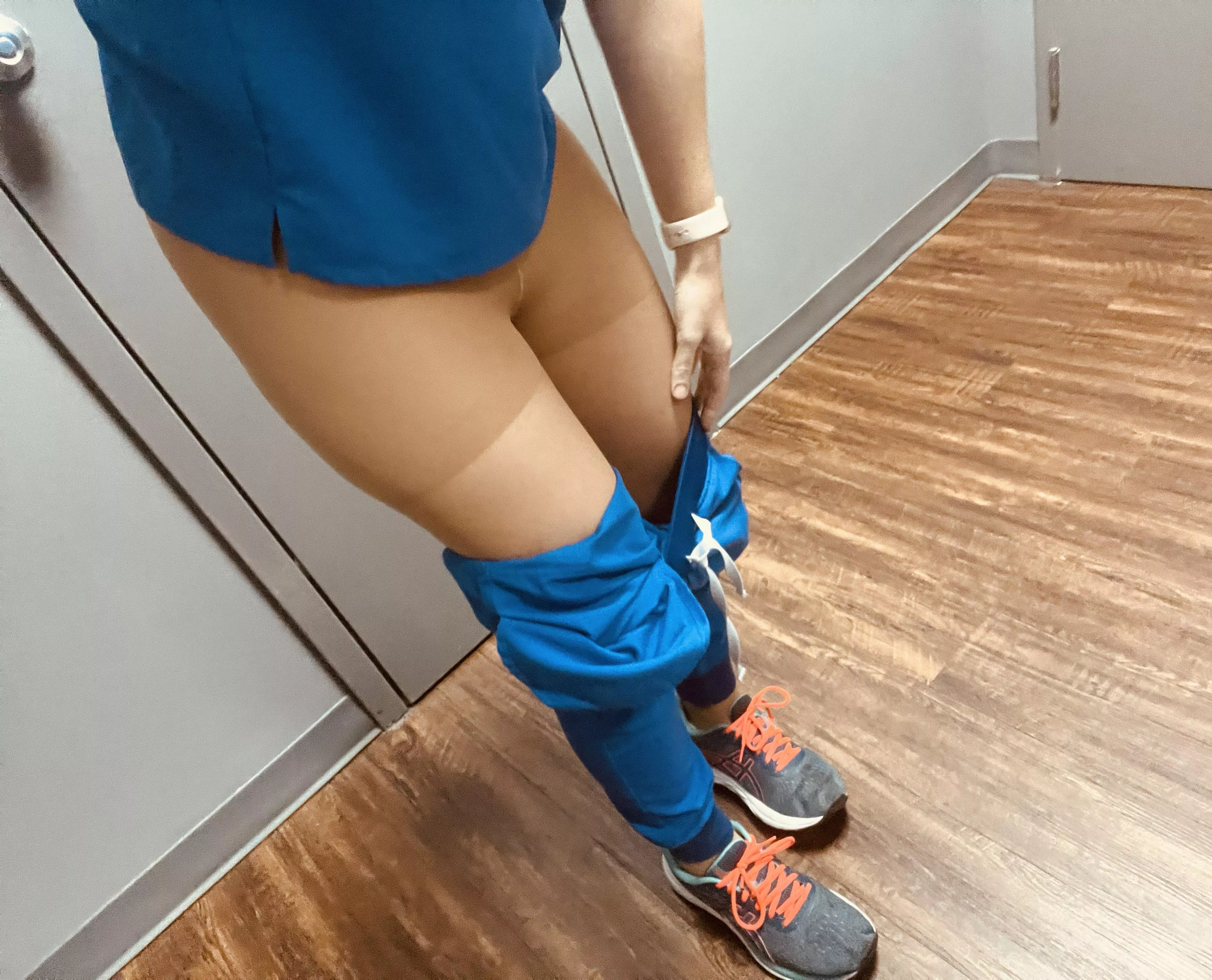 Wi[f]e in pantyhose at work 🩺