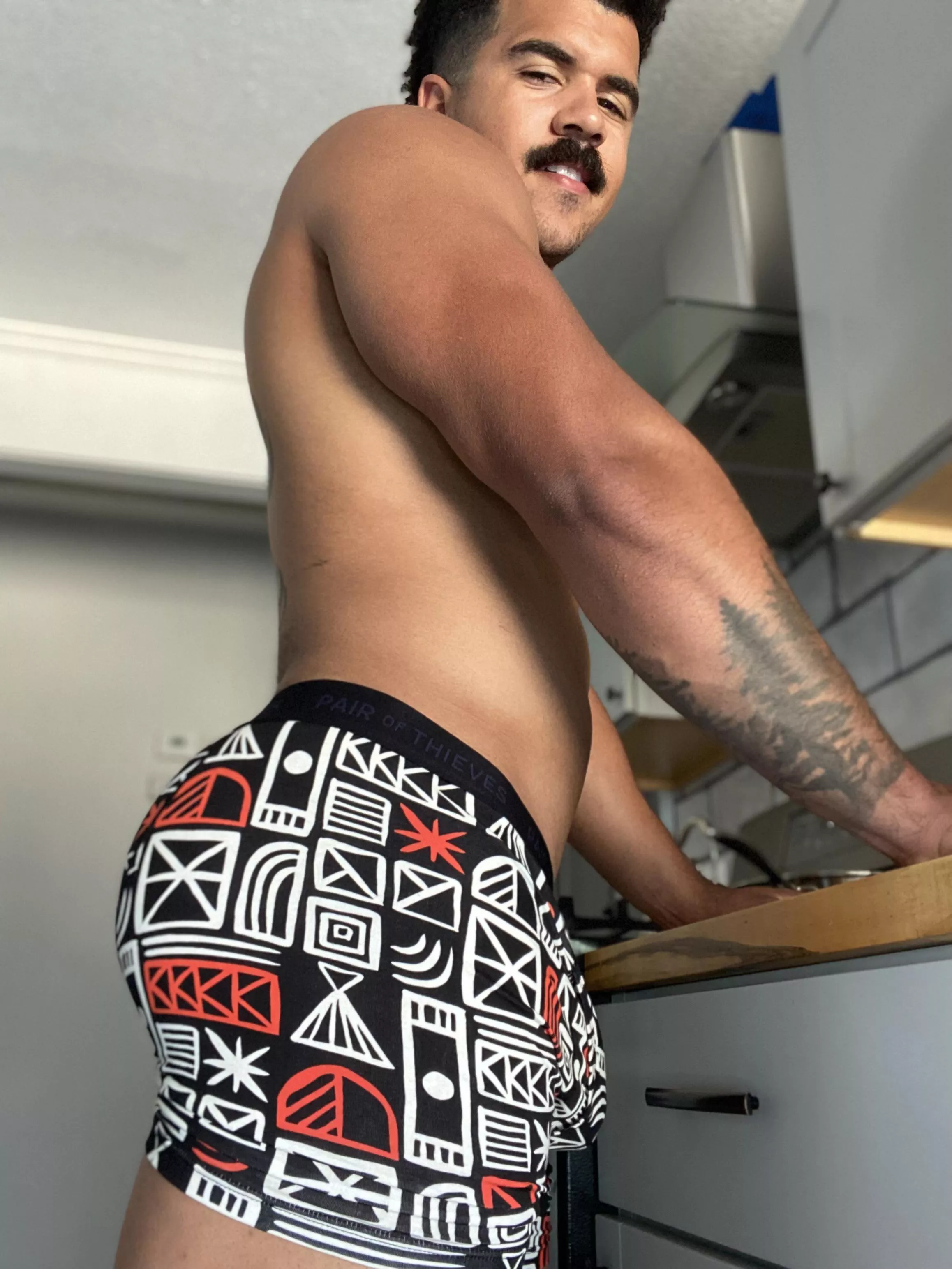Would you bend over or bend me over the kitchen counter!?😏😏🍑